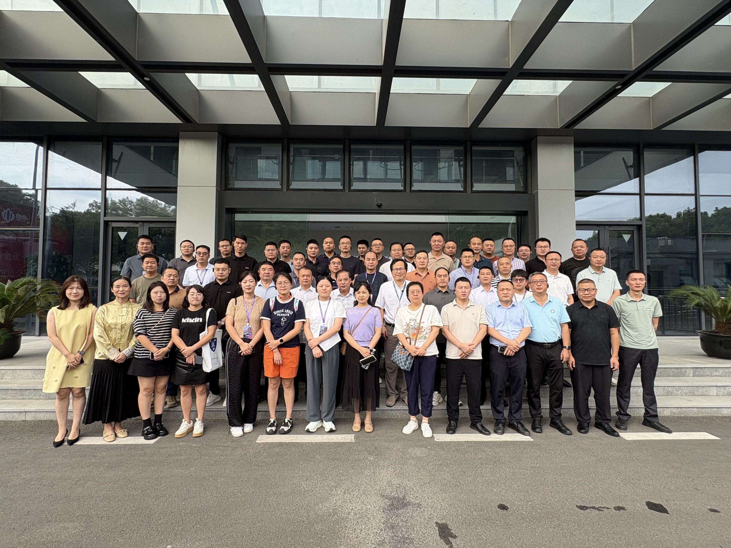 专精特新企业家代表团走进纽迈