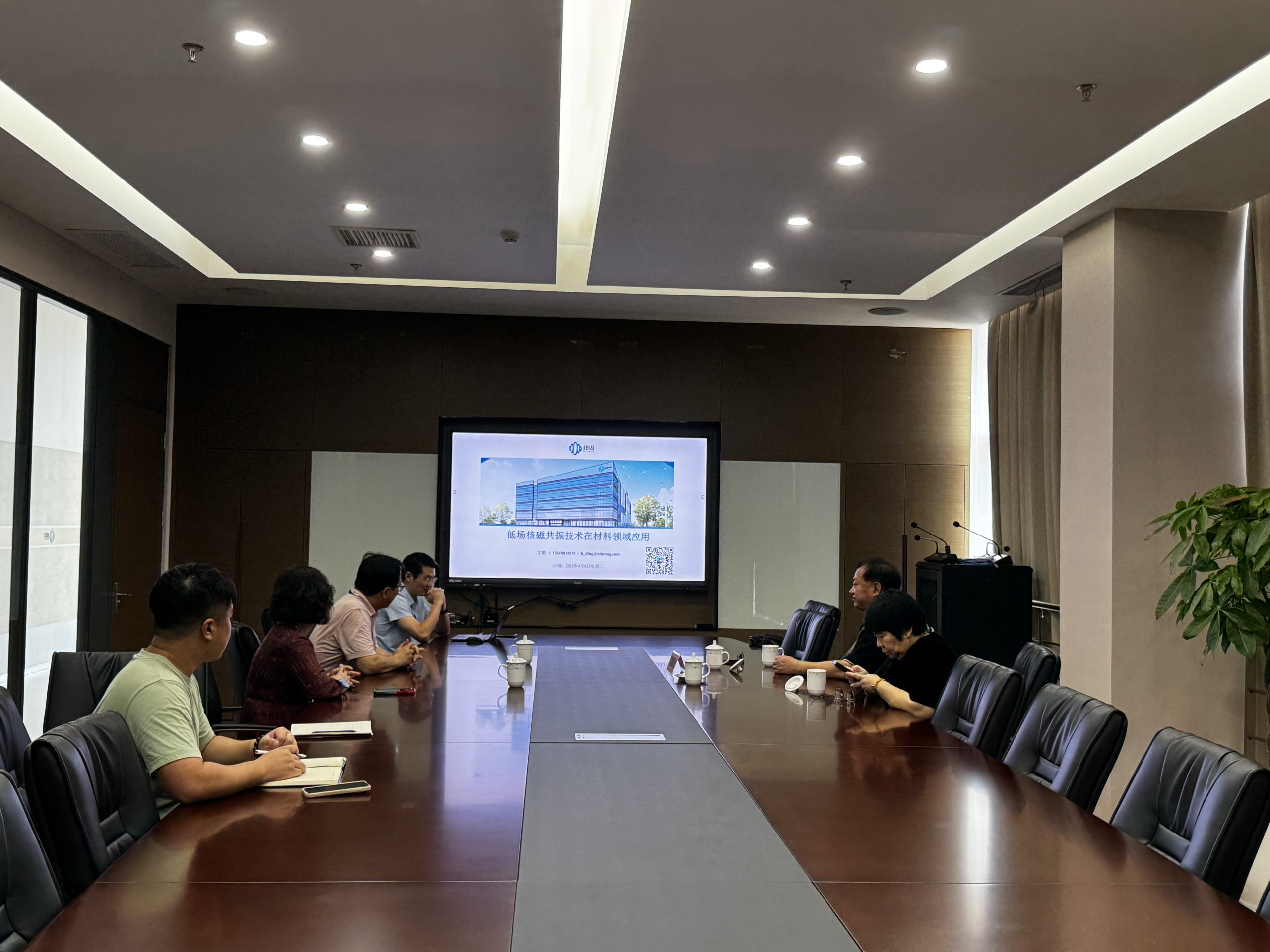 中国科学院江雷院士莅临纽迈考察指导！